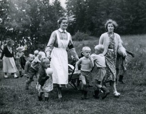 Rådmansö_Edith Larsson med barnen