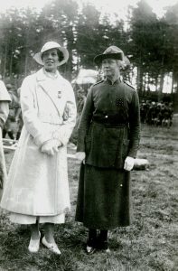Grevinnan Estelle Bernadotte af Wisborg & Flickscoutchefen Eva Sundin_Norsholmslägret 1934