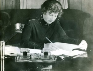 General Evangeline Booth vid skrivbordet