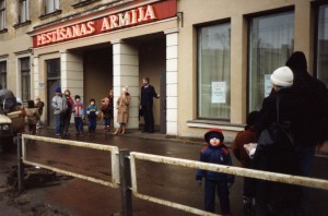 Frälsningsarmen_Riga_ingången_1992_Björn Stockman välkomnar